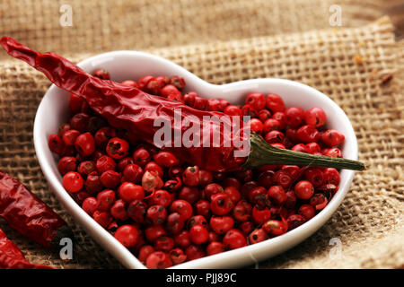 Red Hot Bird chili Natur Hintergrund mit Pfefferkörner Stockfoto