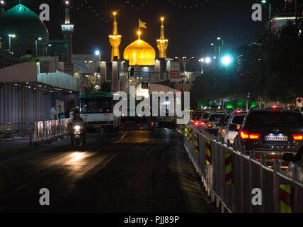 Foto für Straße in Mashhad Stadt in der Islamischen Republik Iran, die zum Schrein des Imam Reza führt. Und zeigt einige vorbeifahrende Autos Stockfoto