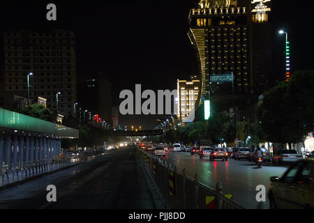 Foto für Straße in Mashhad Stadt in der Islamischen Republik Iran, die zum Schrein des Imam Reza führt. Und zeigt einige vorbeifahrende Autos Stockfoto