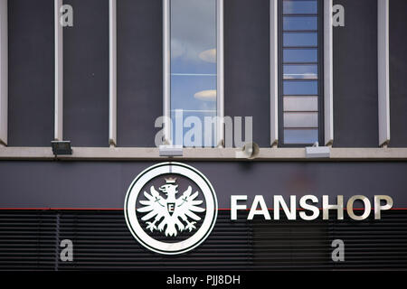 Frankfurt, Deutschland - 11. August 2018: Das Wappen der Sportverein Eintracht Frankfurt an der Fassade eines Fan Shop in der Commerzbank Arena auf Stockfoto