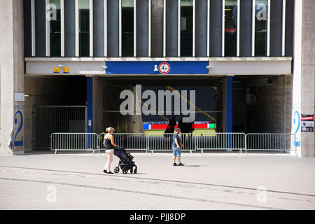 Frankfurt, Deutschland - 11. August 2018: Fußgänger vor dem Eingang der Commerzbank Arena, der Heimat des Fußballvereins Eintracht Frankfurt Stockfoto