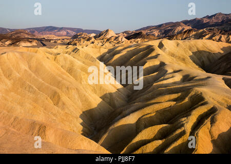 Badlands Formationen der Zabriskie Point, alten Wüste bunte Landschaft, surreale Landschaft, leblos heißesten Ort der Welt, road trip Death Valley Stockfoto