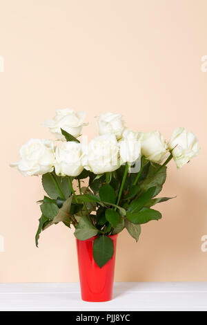 weiße Rosen in vase Stockfoto