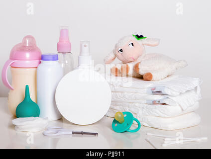 Baby Mädchen Kleidung auf der Wäscheleine zu reinigen Stockfoto, Bild