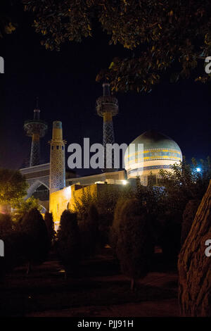 Foto für eine Moschee in Mashhad Stadt in der Islamischen Republik Iran in der Nacht, die mit einer Kuppel und zwei Minaretten. Stockfoto