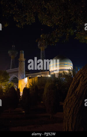 Foto für eine Moschee in Mashhad Stadt in der Islamischen Republik Iran in der Nacht, die mit einer Kuppel und zwei Minaretten. Stockfoto