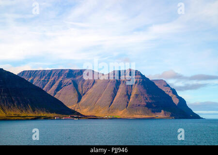 Die Landschaft der Westfjorde, Meeresküste bei Ísafjörður in Island Stockfoto