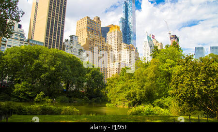 Blick auf die Gebäude von New York City vom grünen Central Park, Manhattan, NY, USA Stockfoto