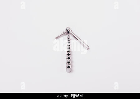 Schraubenschlüssel und verschiedene Anhänge. Zusammensetzung aus metall hand Tools auf einem weißen Hintergrund. Stockfoto