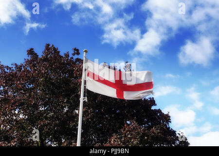 St George's Englische Flagge im Wind ganz öffnen Stockfoto