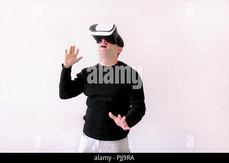 Mann mit einem virtuellen Gläser auf weißem Hintergrund. Junge männliche Business Executive mit Virtual reality Headset im Amt. Stockfoto