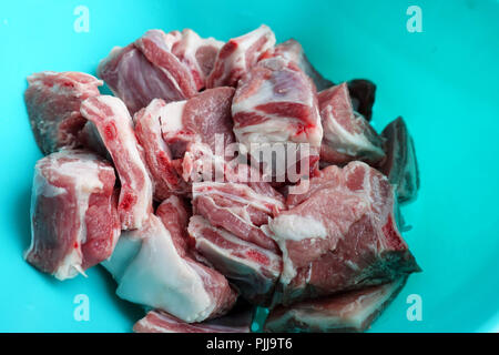 Raw Lamm Rippen schneiden sie in kleine Stücke Stockfoto