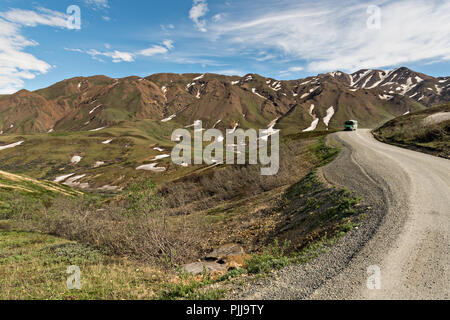 Blick auf den Park Road, wie es die Tundra an Savage River im Denali National Park, Alaska kreuzt. Denali National Park umfasst 6 Millionen Hektar des Innenraums Alaska Wildnis. Stockfoto