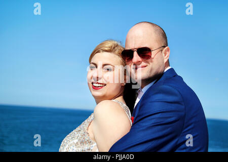 Hochzeit. Glückliches Paar Tag nach der Hochzeit. Porträt der schönen Braut und Bräutigam am Strand. Fröhliches Ehepaar stehen auf dem Strand. Stockfoto