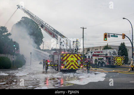 Notfall Löschfahrzeuge und Feuer Männer an die Szene eines Hauses Feuer, Vancouver city. Stockfoto