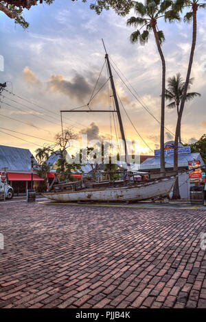 Key West, Florida, USA - September 1, 2018: Sonnenaufgang über einem alten Schiff vor der Shipwreck Museum Bank in Key West, Florida. Für die redaktionelle Nutzung. Stockfoto