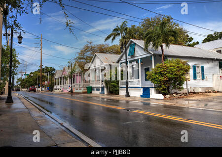 Key West, Florida, USA - September 1, 2018: Hütte entlang der Straße in der Altstadt von Key West, Florida. Für die redaktionelle Nutzung. Stockfoto