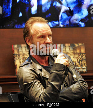 New York, NY. Sting tritt seinem Freund Bill Jacklin für sein Buch signieren bei Rizzoli store Downtown Manhattan. 24. Mai 2016. @ Veronica Bruno/Alamy Stockfoto