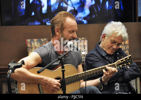 New York, NY. Sting tritt seinem Freund Bill Jacklin für sein Buch signieren bei Rizzoli store Downtown Manhattan. 24. Mai 2016. @ Veronica Bruno/Alamy Stockfoto