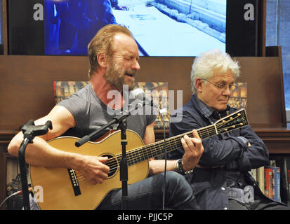 New York, NY. Sting tritt seinem Freund Bill Jacklin für sein Buch signieren bei Rizzoli store Downtown Manhattan. 24. Mai 2016. @ Veronica Bruno/Alamy Stockfoto