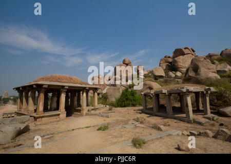 Boulder des Hampi übersäten Landschaft ist eine der ältesten freiliegenden Flächen auf der Erde Stockfoto