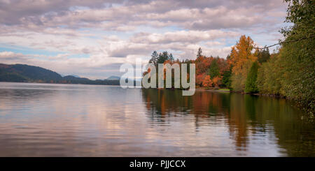 Schönen sonnigen Tag Nachmittag im Herbst in Cultus Lake chillwack Kanada Stockfoto