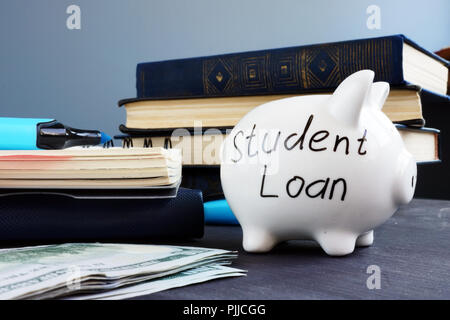 Student Loan auf einem Sparschwein und Geld geschrieben. Stockfoto