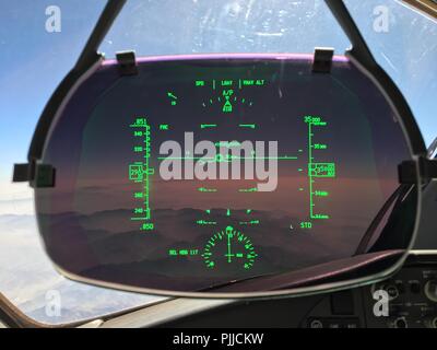 Flugzeuge Heads Up Display (HUD) auf einem modernen Boeing 787 Airliner Stockfoto