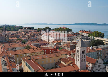 Blick auf die Altstadt von Zadar Dächer vom Glockenturm der Kathedrale, Zadar, Kroatien Stockfoto