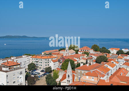 Blick auf die Altstadt von Zadar Dächer vom Glockenturm der Kathedrale, Zadar, Kroatien Stockfoto