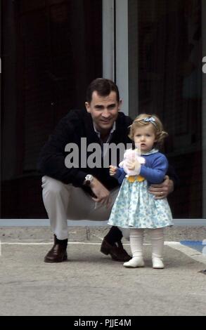 NACIMIENTO DE SOFIA, LA SEGUNDA HIJA DE LOS PRINCIPES DE ASTURIAS, FELIPE Y LETIZIA, NACIDA EN LA CLINICA RUBER INTERNACIONAL DE MADRID SALIDA DEL PRINCIPE FELIPE Y LA INFANTA LEONOR TRAS CONOCER A SU NUEVA HERMANITA 261/Cordon drücken Sie spanische Kronprinz Felipe und seine Tochter Leonor Pose an privaten Madrider Krankenhaus 'Ruber Internacional" Mai 1, 2007. Die spanische Königin, Prinzessin Letizia, hat Geburt zu ihrem zweiten Kind gegeben, Sofia Stockfoto