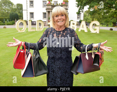 Edinburgh, Großbritannien. 7. September 2018. Prince's Trust Schottland Geldbeschaffer - 10. Jahrestag des Mittagessen mit einem alten BagÕ im Prestonfield Haus in Edinburgh. Dargestellt im Prestonfield Haus Linda Robson mit einigen der Handtaschen versteigert wird. Credit: Sandy Junge/Alamy leben Nachrichten Stockfoto