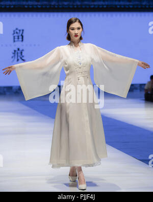 Nanjing, China. 7. Sep 2018. Ein model präsentiert eine Kreation der Jiangsu International Fashion Festival in Nanjing in der ostchinesischen Provinz Jiangsu. Credit: SIPA Asien/ZUMA Draht/Alamy leben Nachrichten Stockfoto