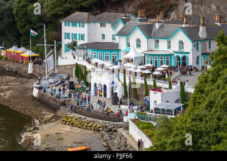 Portmeirion, North Wales 7. September 2018: Festival Nr. 6 ist mehrfach preisgekrönte Musik, Kunst und Kultur Festival, dass alle Platz in der schönen Märchen Einstellung der Portmeirion, North Wales, der Heimat der Kult-TV-Show der Gefangene. Ein Publikumsrenner entspannen im Festival Nummer 6, Portmeirion, Wales Stockfoto