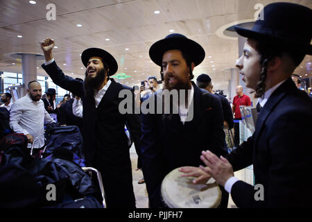 Tel Aviv, Israel. 6. Sep 2018. Ultra-orthodoxen jüdischen Männer aus Breslov Sekte tanzen und singen, wie sie für die Flüge gehen Für ukrainischen Stadt Uman auf dem Ben-Gurion International Airport in der Nähe von Tel Aviv, Israel, an Sept. 6, 2018 prüfen. Auf das Jüdische Neue Jahr im September Zehntausende religiöse Juden werden Fliegen nach Uman am Grab von Rabbi Nachman von Breslov, der die chassidischen Jüdischen Bewegung nach ihm am Ende des 18. Jahrhunderts namens gegründet, um zu beten. Credit: Gil Cohen Magen/Xinhua/Alamy leben Nachrichten Stockfoto