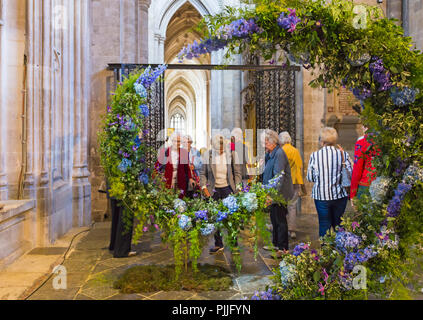 Winchester, Hampshire, UK. 7. Sep 2018. Tausende besuchen Beleuchtung Fest der Blumen vom 5. bis 9. September über 50.000 Blumen und 400 verschiedene Variationen von Blumen und Blätter in der Kathedrale von Winchester - der Duft und Farbe erinnert an die Sinne als Besucher Runde wandern zu sehen. Eine beeindruckende Auswahl an Blumenarrangements, der prächtige Winchester Bibel, das größte und beste Überlebende des 12. Jahrhunderts englische Bibel inspiriert. Credit: Carolyn Jenkins/Alamy leben Nachrichten Stockfoto