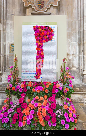 Winchester, Hampshire, UK. 7. Sep 2018. Tausende besuchen Beleuchtung Fest der Blumen vom 5. bis 9. September über 50.000 Blumen und 400 verschiedene Variationen von Blumen und Blätter in der Kathedrale von Winchester - der Duft und Farbe erinnert an die Sinne als Besucher Runde wandern zu sehen. Eine beeindruckende Auswahl an Blumenarrangements, der prächtige Winchester Bibel, das größte und beste Überlebende des 12. Jahrhunderts englische Bibel inspiriert. Credit: Carolyn Jenkins/Alamy leben Nachrichten Stockfoto