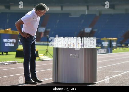 Ostrava, Tschechische Republik. 07 Sep, 2018. Präsident der IAAF Sebastian Coe betrachtet die Trophäe für den Sieger während der Pressekonferenz am IAAF Continental Cup 2018 in Ostrava in Ostrava, Tschechische Republik, am 7. September 2018. Credit: Jaroslav Ozana/CTK Photo/Alamy leben Nachrichten Stockfoto