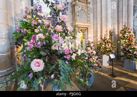 Winchester, Hampshire, UK. 7. Sep 2018. Tausende besuchen Beleuchtung Fest der Blumen vom 5. bis 9. September über 50.000 Blumen und 400 verschiedene Variationen von Blumen und Blätter in der Kathedrale von Winchester - der Duft und Farbe erinnert an die Sinne als Besucher Runde wandern zu sehen. Eine beeindruckende Auswahl an Blumenarrangements, der prächtige Winchester Bibel, das größte und beste Überlebende des 12. Jahrhunderts englische Bibel inspiriert. Credit: Carolyn Jenkins/Alamy leben Nachrichten Stockfoto