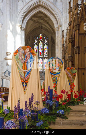 Winchester, Hampshire, UK. 7. Sep 2018. Tausende besuchen Beleuchtung Fest der Blumen vom 5. bis 9. September über 50.000 Blumen und 400 verschiedene Variationen von Blumen und Blätter in der Kathedrale von Winchester - der Duft und Farbe erinnert an die Sinne als Besucher Runde wandern zu sehen. Eine beeindruckende Auswahl an Blumenarrangements, der prächtige Winchester Bibel, das größte und beste Überlebende des 12. Jahrhunderts englische Bibel inspiriert. Credit: Carolyn Jenkins/Alamy leben Nachrichten Stockfoto