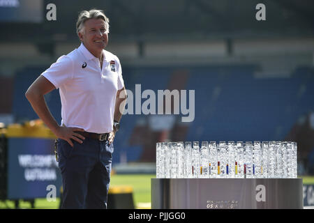 Präsident der IAAF Sebastian Coe betrachtet die Trophäe für den Sieger während der Pressekonferenz am IAAF Continental Cup 2018 in Ostrava in Ostrava, Tschechische Republik, am 7. September 2018. (CTK Photo/Jaroslav Ozana) Stockfoto