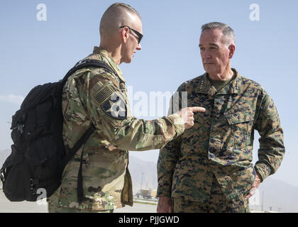 Marine Corps Gen. Joe Dunford, Vorsitzender des Generalstabs, spricht mit Army Command Sgt. Maj. John W. Troxell, Senior Advisor der Vorsitzende des Generalstabs am Flughafen Bagram, Sept. 7, 2018 eingetragen. 7. Sep 2018. (DoD Foto von Marine Petty Officer 1st Class Dominique A. Pineiro) US Joint Staff über globallookpress.com Credit: Us Joint Staff/russischen Look/ZUMA Draht/Alamy leben Nachrichten Stockfoto