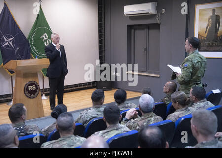 Verteidigungsminister James N. Mattis und Marine Corps Gen. Joe Dunford, Vorsitzender des Generalstabs, treffen sich mit dem Präsidenten Afghanistans, Ashraf Ghani an der afghanischen Präsidentschaftswahlen Bürogebäude, Kabul, Afghanistan, Sept. 7, 2018. 6. Sep 2018. (DoD Foto von Marine Petty Officer 1st Class Dominique A. Pineiro) US Joint Staff über globallookpress.com Credit: Us Joint Staff/russischen Look/ZUMA Draht/Alamy leben Nachrichten Stockfoto