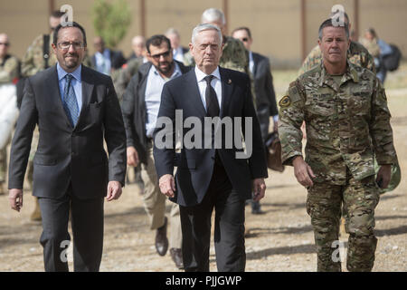 Us-Botschafter in Afghanistan, John Bass, Verteidigungsminister James N. Mattis und Armee General Scott Miller, Commander, entschlossene Unterstützung, zu Fuß zur entschlossenen Unterstützung Hauptquartier in Kabul, Afghanistan, Sept. 7, 2018. 7. Sep 2018. (DoD Foto von Marine Petty Officer 1st Class Dominique A. Pineiro) US Joint Staff über globallookpress.com Credit: Us Joint Staff/russischen Look/ZUMA Draht/Alamy leben Nachrichten Stockfoto