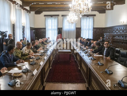 Verteidigungsminister James N. Mattis und Marine Corps Gen. Joe Dunford, Vorsitzender des Generalstabs, treffen sich mit dem Präsidenten Afghanistans, Ashraf Ghani an der afghanischen Präsidentschaftswahlen Bürogebäude, Kabul, Afghanistan, Sept. 7, 2018. 7. Sep 2018. (DoD Foto von Marine Petty Officer 1st Class Dominique A. Pineiro) US Joint Staff über globallookpress.com Credit: Us Joint Staff/russischen Look/ZUMA Draht/Alamy leben Nachrichten Stockfoto