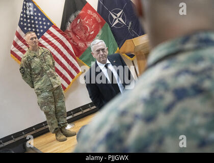 Verteidigungsminister James N. Mattis und Marine Corps Gen. Joe Dunford, Vorsitzender des Generalstabs, treffen sich mit dem Präsidenten Afghanistans, Ashraf Ghani an der afghanischen Präsidentschaftswahlen Bürogebäude, Kabul, Afghanistan, Sept. 7, 2018. 6. Sep 2018. (DoD Foto von Marine Petty Officer 1st Class Dominique A. Pineiro) US Joint Staff über globallookpress.com Credit: Us Joint Staff/russischen Look/ZUMA Draht/Alamy leben Nachrichten Stockfoto