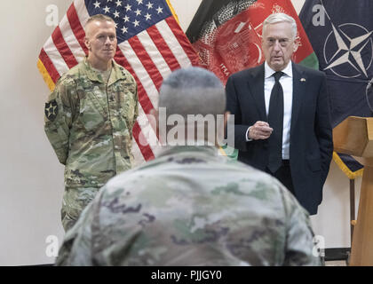 Verteidigungsminister James N. Mattis und Marine Corps Gen. Joe Dunford, Vorsitzender des Generalstabs, treffen sich mit dem Präsidenten Afghanistans, Ashraf Ghani an der afghanischen Präsidentschaftswahlen Bürogebäude, Kabul, Afghanistan, Sept. 7, 2018. 6. Sep 2018. (DoD Foto von Marine Petty Officer 1st Class Dominique A. Pineiro) US Joint Staff über globallookpress.com Credit: Us Joint Staff/russischen Look/ZUMA Draht/Alamy leben Nachrichten Stockfoto