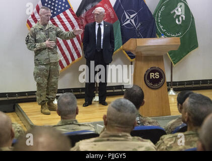 Verteidigungsminister James N. Mattis und Marine Corps Gen. Joe Dunford, Vorsitzender des Generalstabs, treffen sich mit dem Präsidenten Afghanistans, Ashraf Ghani an der afghanischen Präsidentschaftswahlen Bürogebäude, Kabul, Afghanistan, Sept. 7, 2018. 6. Sep 2018. (DoD Foto von Marine Petty Officer 1st Class Dominique A. Pineiro) US Joint Staff über globallookpress.com Credit: Us Joint Staff/russischen Look/ZUMA Draht/Alamy leben Nachrichten Stockfoto