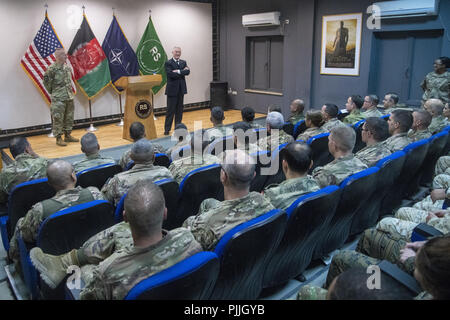 Verteidigungsminister James N. Mattis und Army Command Sgt. Maj. John W. Troxell, Senior Berater der Vorsitzende des Generalstabs angeworben, halten Sie ein Rathaus mit der entschlossenen Unterstützung Koalition bei RS Hauptquartier in Kabul, Afghanistan, Sept. 7, 2018. 6. Sep 2018. (DoD Foto von Marine Petty Officer 1st Class Dominique A. Pineiro) US Joint Staff über globallookpress.com Credit: Us Joint Staff/russischen Look/ZUMA Draht/Alamy leben Nachrichten Stockfoto