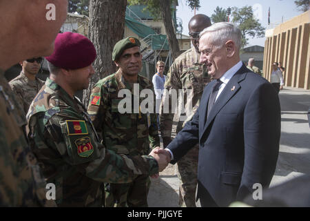 Verteidigungsminister James N. Mattis erfüllt mit afghanischen Service Mitglieder bei der entschlossenen Unterstützung Hauptquartier in Kabul, Afghanistan, Sept. 7, 2018. 6. Sep 2018. (DoD Foto von Marine Petty Officer 1st Class Dominique A. Pineiro) US Joint Staff über globallookpress.com Credit: Us Joint Staff/russischen Look/ZUMA Draht/Alamy leben Nachrichten Stockfoto